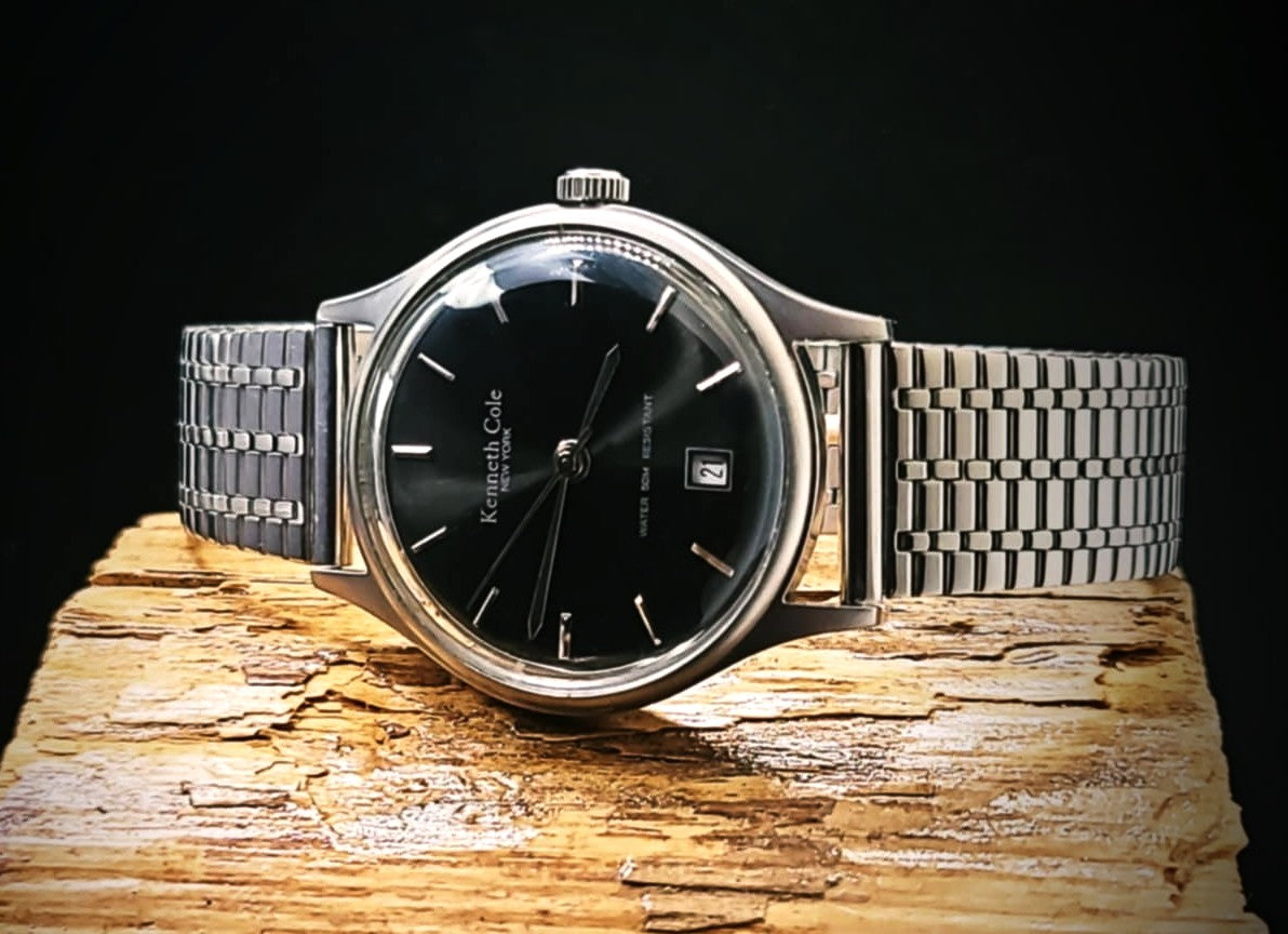 Kenneth Cole Classy Mens Quartz Watch With Date Display at 6 Position