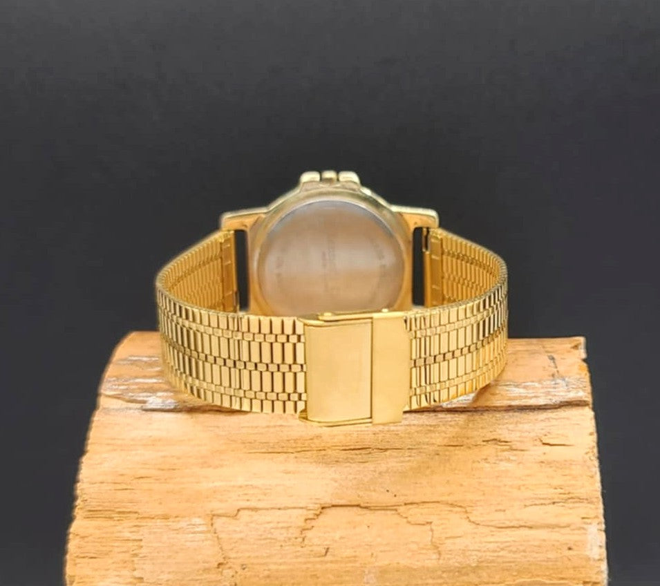 Kenneth Cole Classy Gentlemans Quartz Analog Watch With Date Display at 6 Position